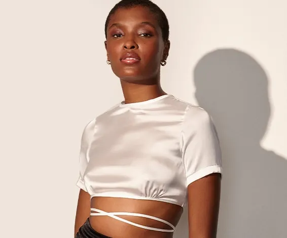Cropped acetinado branco com amarração na cintura C&A