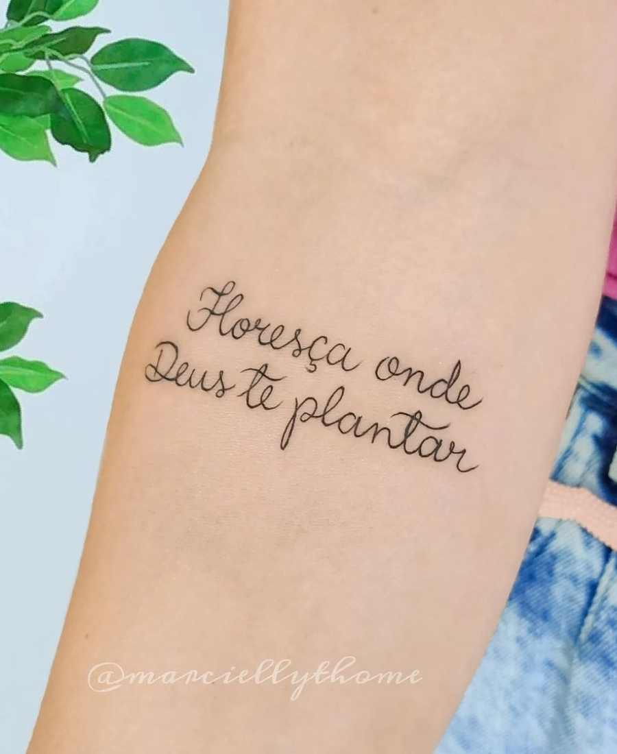Foto de tatuagem frase religiosa.