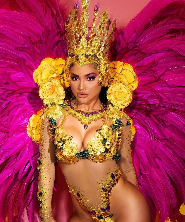 Mileide Mihaile na Grande Rio: fantasia amarela e pink.