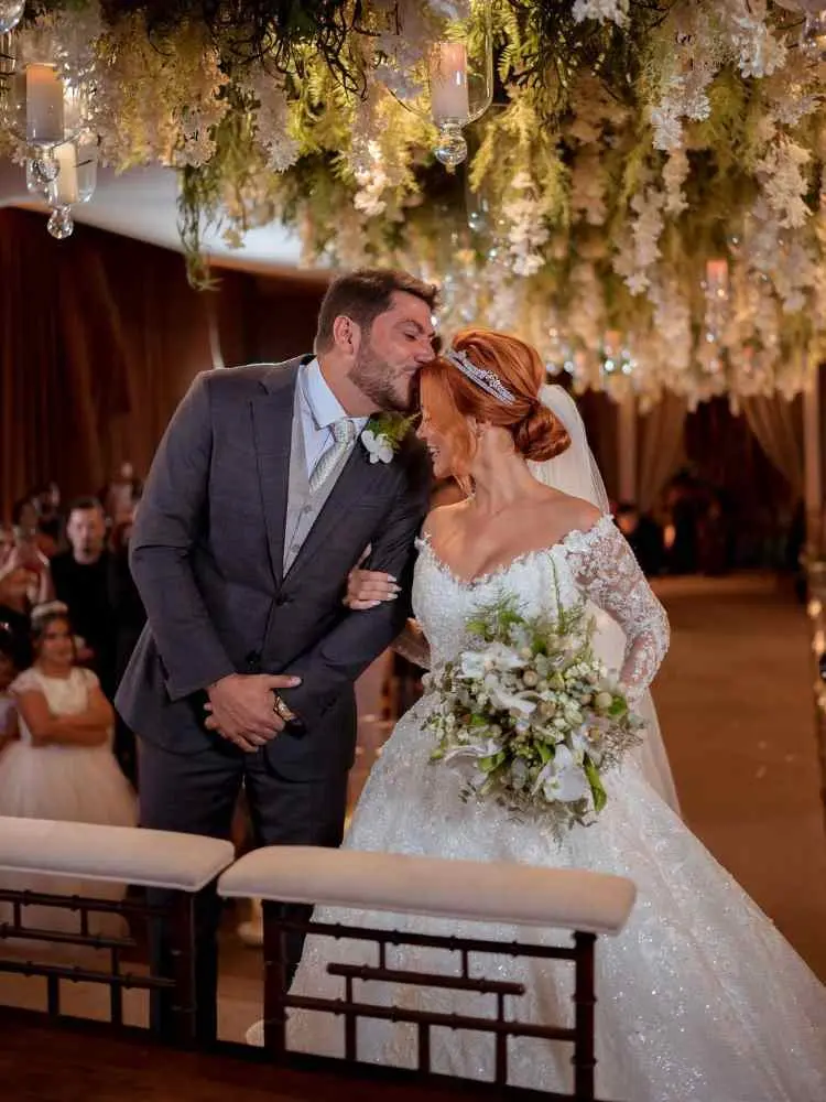 Penteado e maquiagem de Mirela em seu casamento no mês de maio de 2023, o mês das noivas