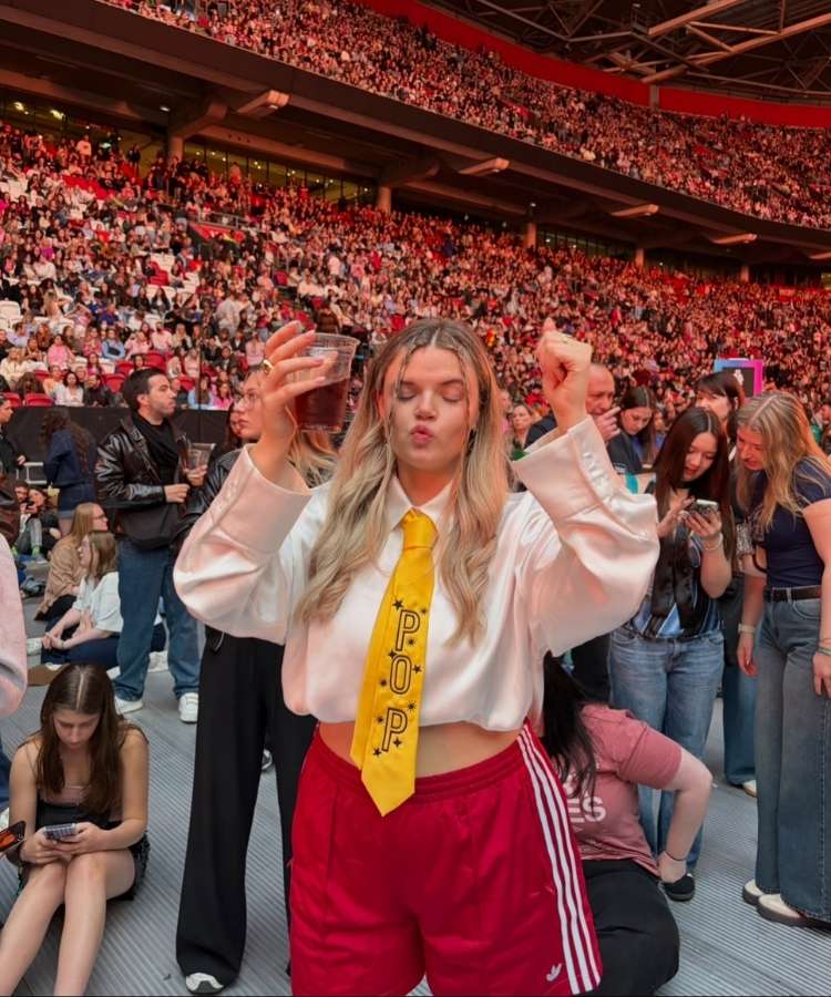 Look para o show do Harry Styles: camisa branca, gravata e short vermelho