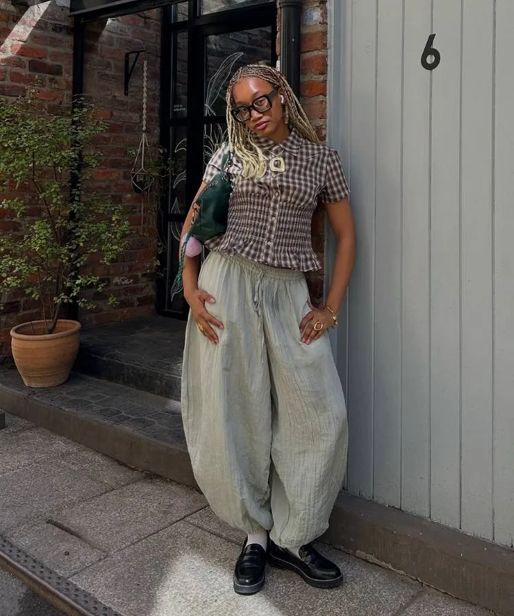 Look com mocassim, calça aladim e blusa xadrez