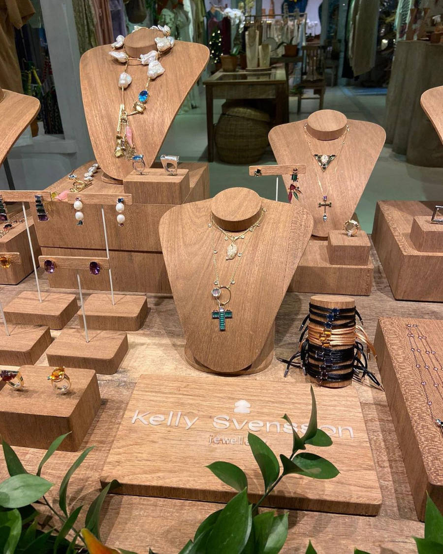 Expositores com peças de Kelly Svensson Jewellery.