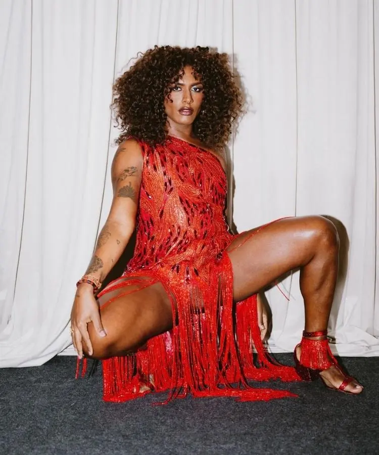 Liniker usando vestido vermelho do Atelier Michelly X no show BYE BYE CAJU