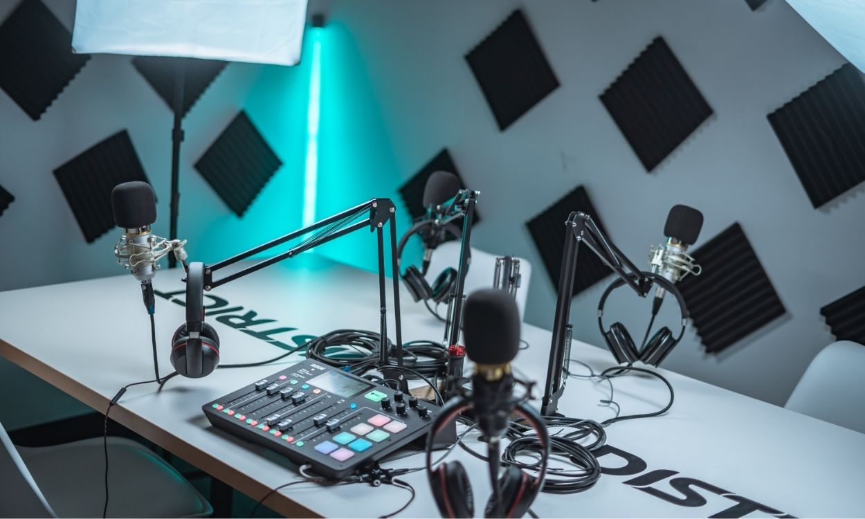 Imagem de um podcast studio.