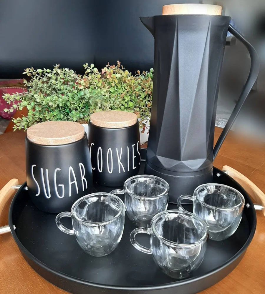 Bandeja com garrafa de café é tendência de decoração 2023.
