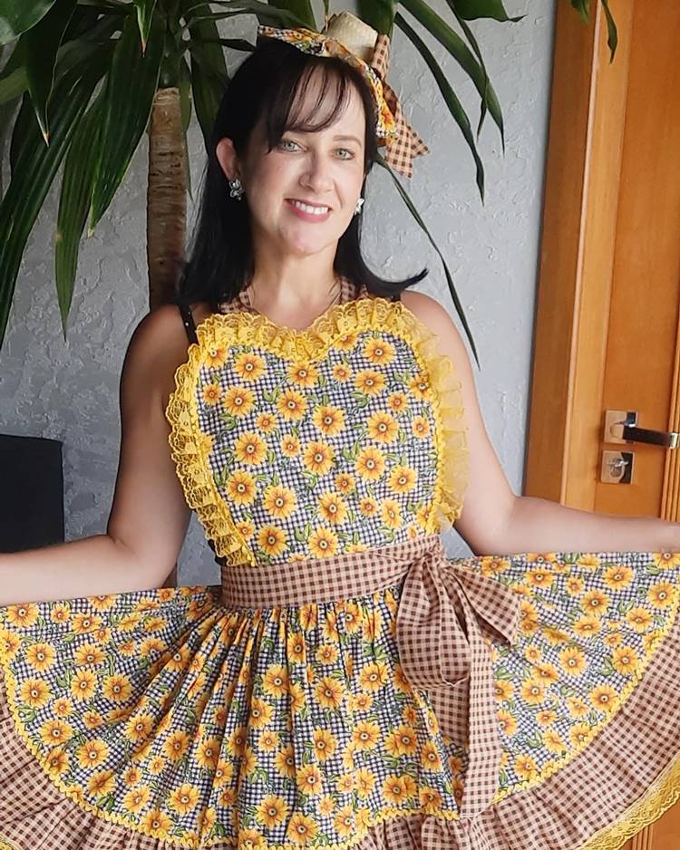 Mulher com vestido de girassol para quadrilha junina