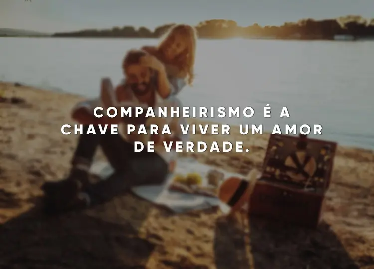 Foto desfocada de homem e mulher fazendo piquenique na praia e frase "Sem dúvida, companheirismo é a chave para viver um amor de verdade.'