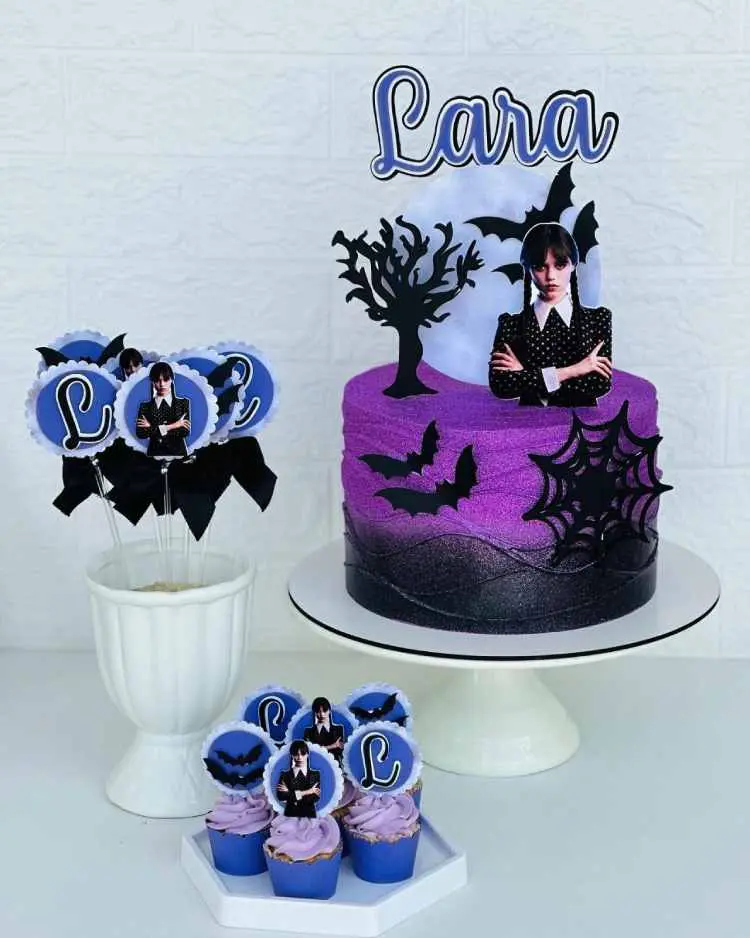 bolo roxo  com tema wandinha e pirulitos de chocolate e cupacakes com tags personalizadas do tema