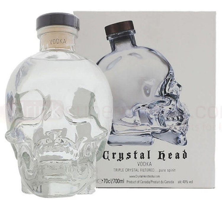 Garrafa de vodka em formato de caveira