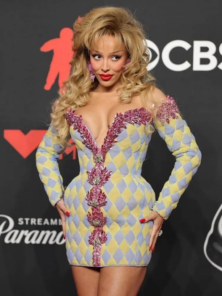 Foto de Doja Cat usando vestido quadriculado com aplicações de pedras rosas