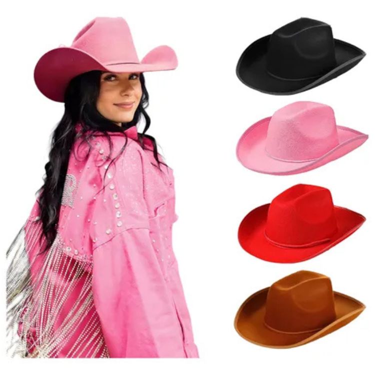 A cantora Ana Castela posa com um chapéu de cowboy rosa vibrante e uma jaqueta rosa com franjas prateadas. Ao lado dela, quatro chapéus de cowboy em diferentes cores: preto, rosa claro, vermelho e marrom.