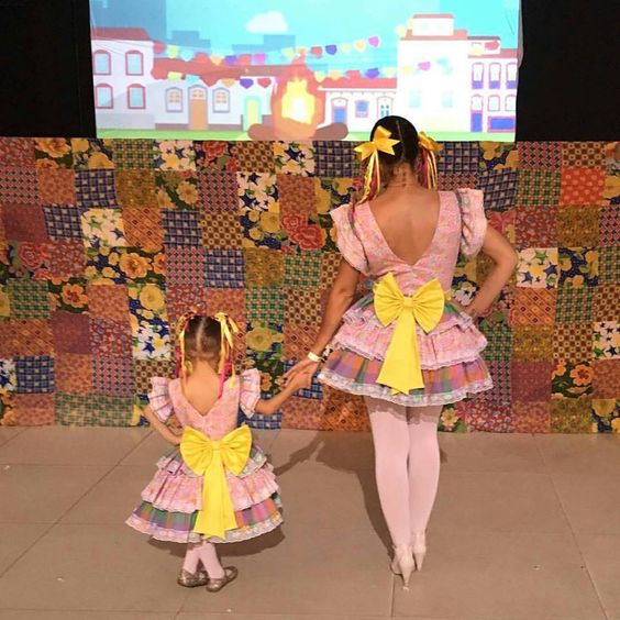 Mãe e filha com look de chita, laço na parte de trás