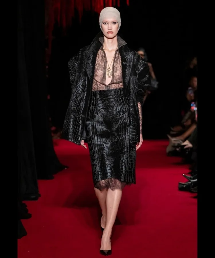 Foto de modelo usando look com mix de estampas, uma das tendências da NYFW Outono Inverno 2026