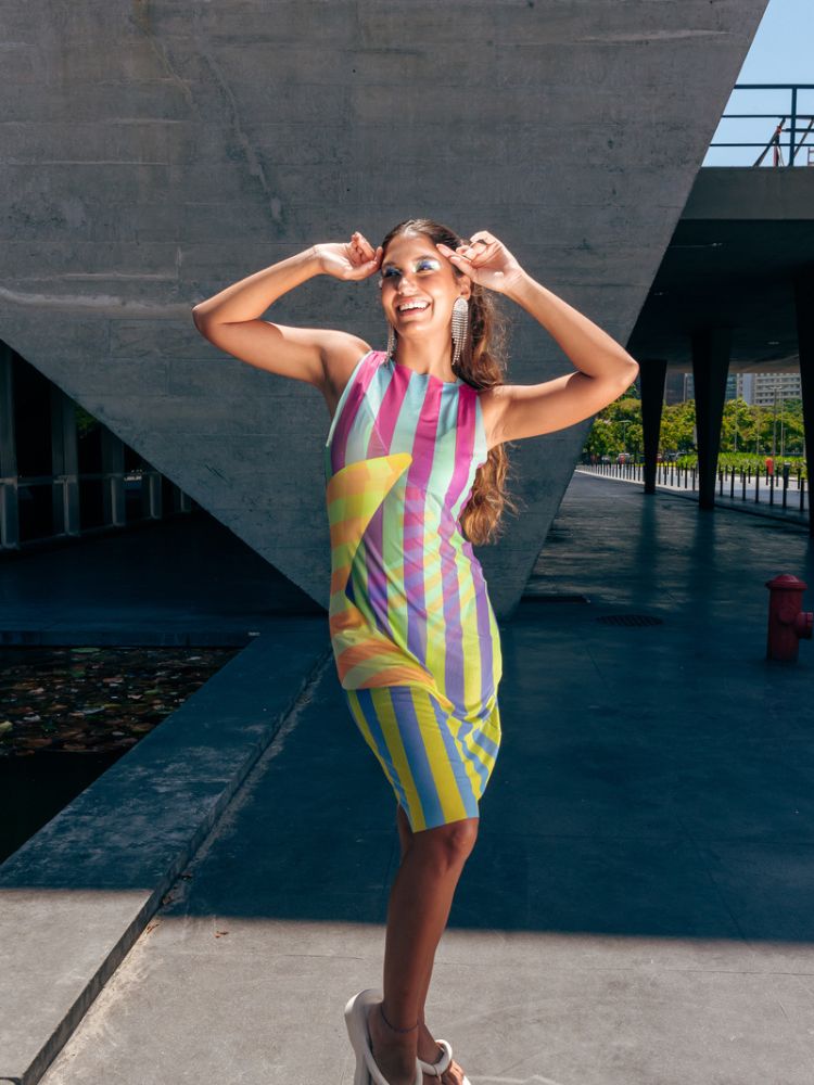 Mulher de pele clara com vestido midi colorido 