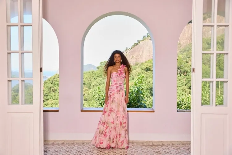 Modelo usando vestido rosa longo da coleção de Verão 27 da PatBo, BRASIL SOLAR