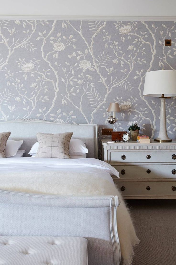 Quarto azul e branco.