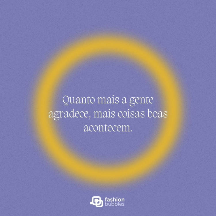 Quanto mais a gente agradece, mais coisas boas acontecem. Cartão virtual de fundo azul com círculo dourado borrado e frase "Quanto mais a gente agradece, mais coisas boas acontecem."