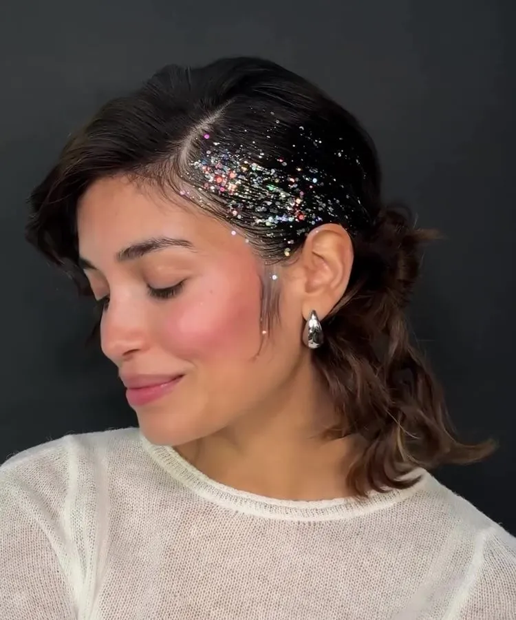 Mulher de cabelo liso com Rabo de penteado cavalo baixo com glitter aplicado para o Natal