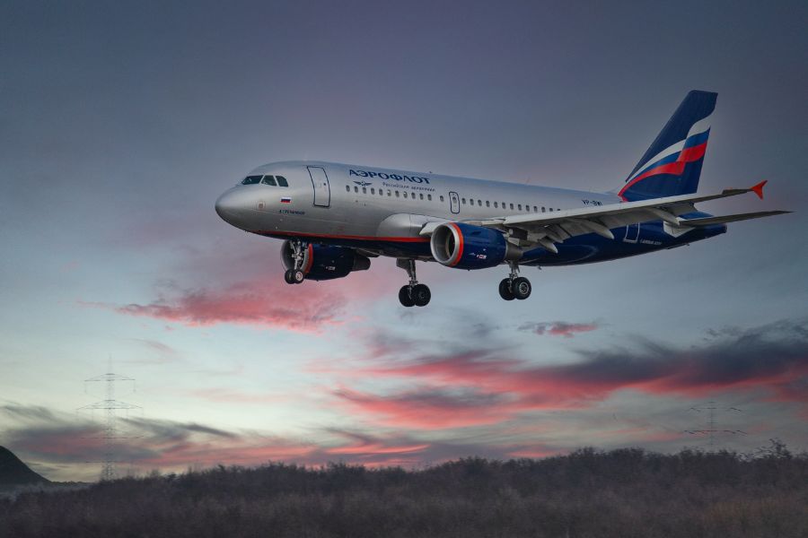 avião pousando no nascer do sol, qual melhor horário para comprar passagem na Decolar
