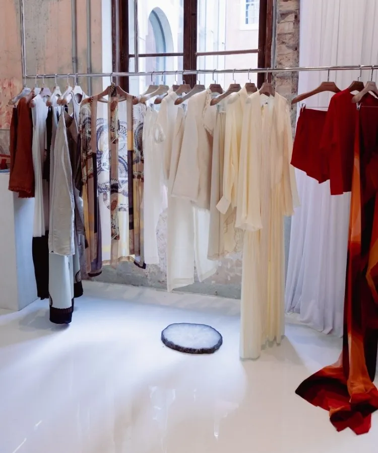 Araras de roupas na loja Mata Lab no complexo Cidade Matarazzo