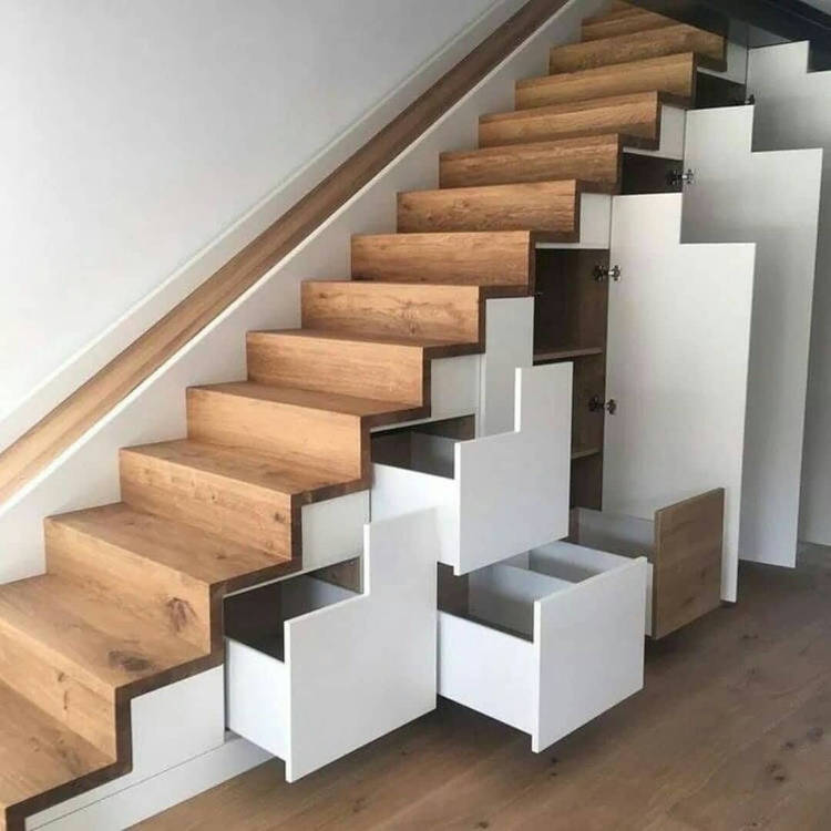 Escada com armário planejado embaixo.