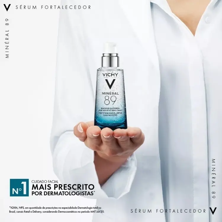 Pessoa de roupa branca segurando sérum Minéral 89, Vichy 