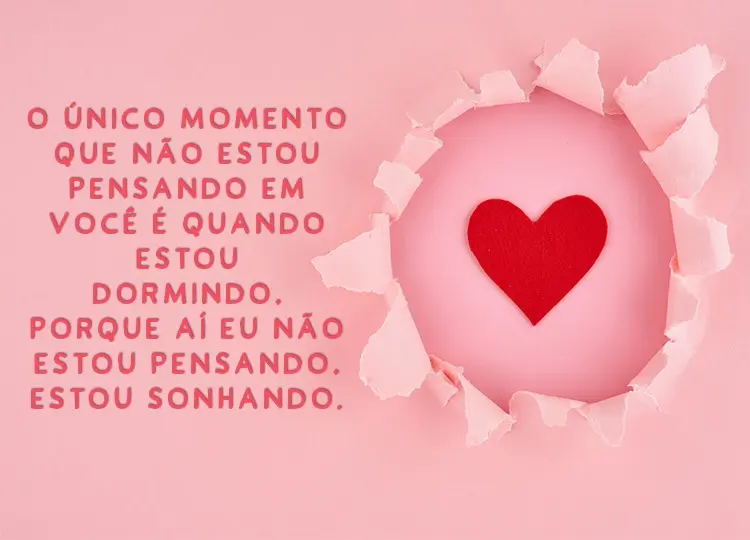 Cartão virtual de fundo rosa com coração vermelho e frase "O único momento que não estou pensando em você é quando estou dormindo. Porque aí eu não estou pensando. Estou sonhando."