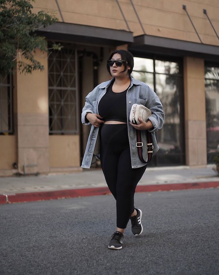 Jaqueta jeans com legging e tenis