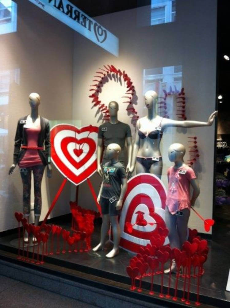 Vitrine com mãe, pai e filhos. Vitrine com família reunida.