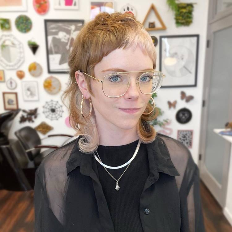 Menina com franja baby bangs e corte de cabelo mullet