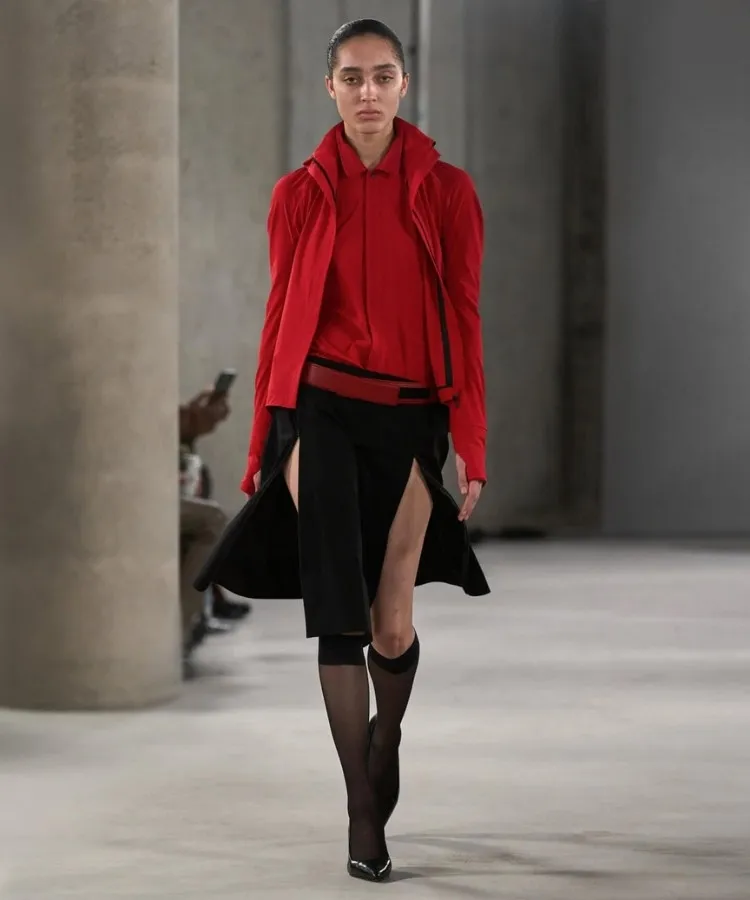 Foto de modelo usando look com peça cherry red, uma das tendências da London Fashion Week Outono Inverno 2026