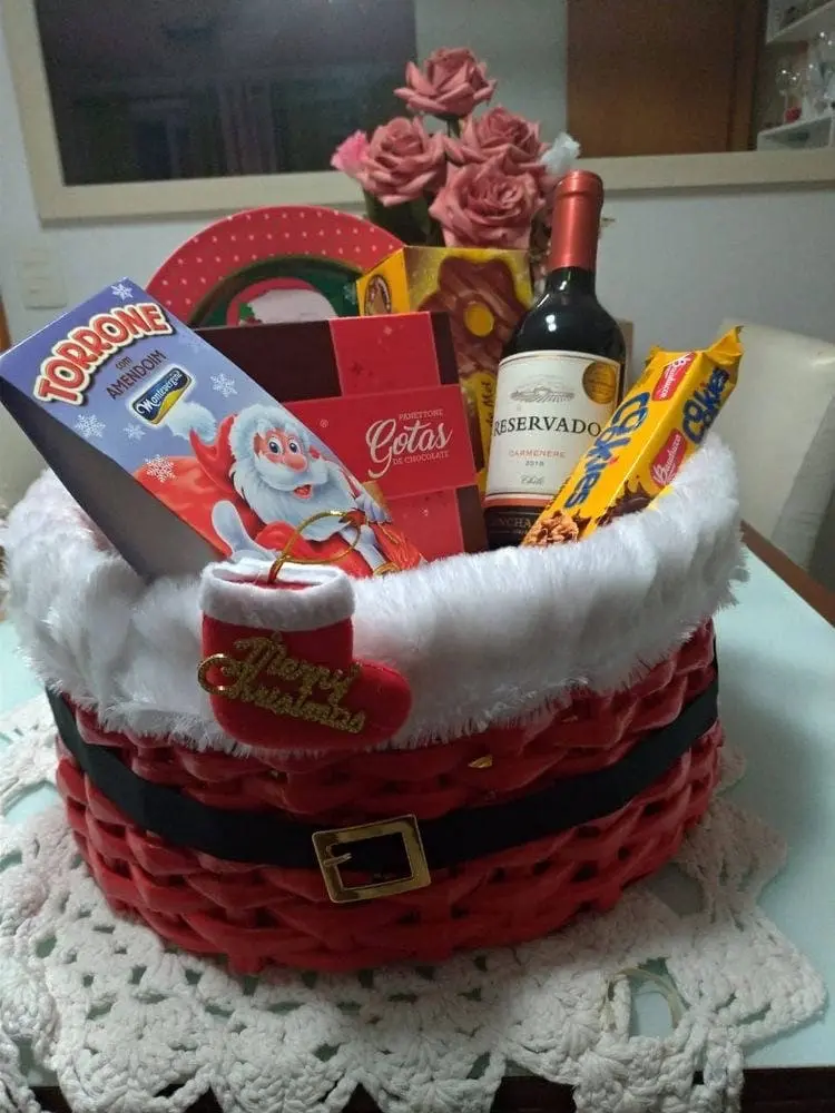 Cesta do papai noel com vinhos e doces 
