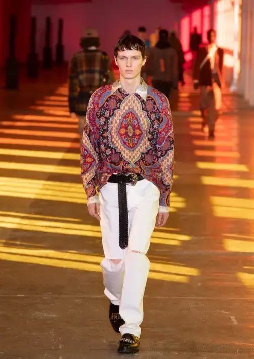 Blusa com estampa boho na moda internacional masculina 
