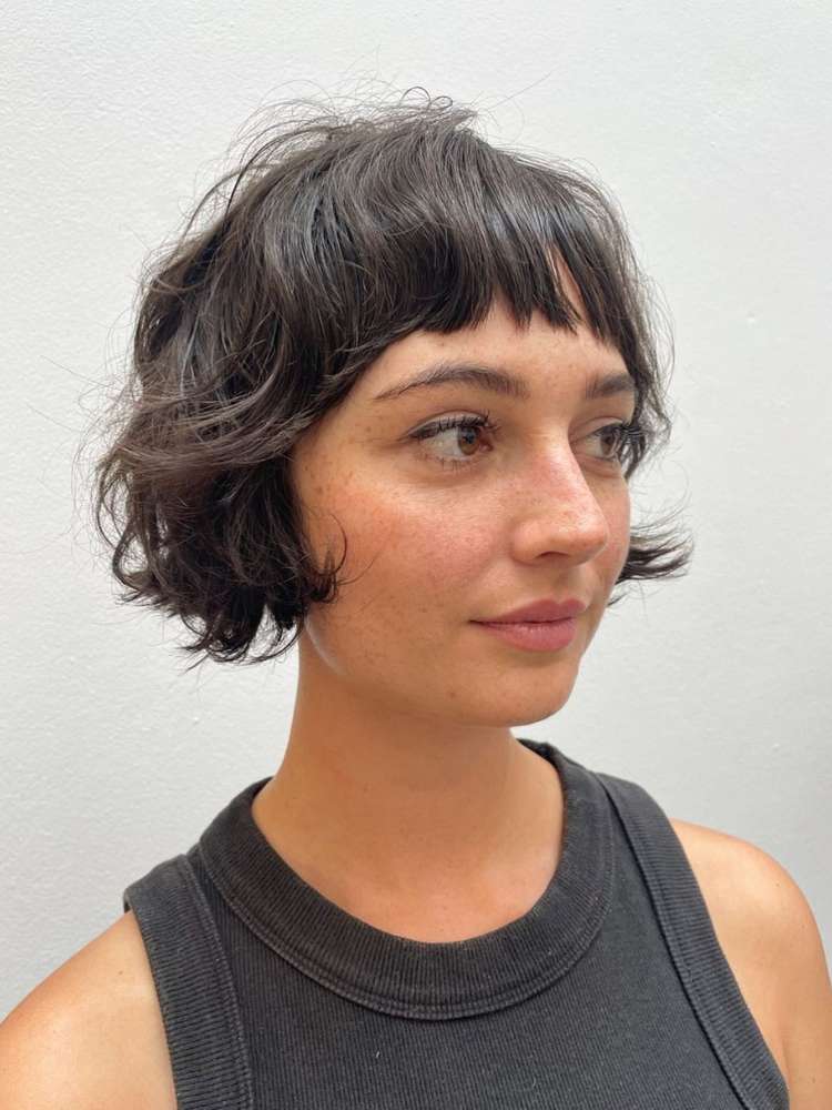 Mulher mostra corte de cabelo 2024