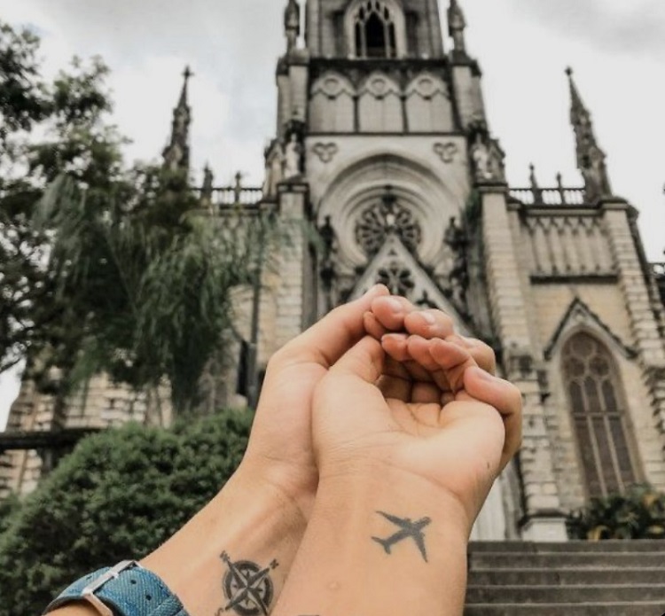 Tatuagem de avião em casal