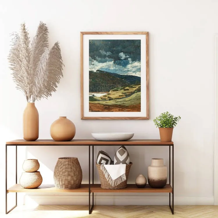 Hall de entrada com aparador de madeira marrom, vasos beges e decorações em tons terrosos