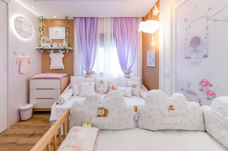 Quarto da filha de Viihtube e Eliézer tem luminárias e ampla janela.
