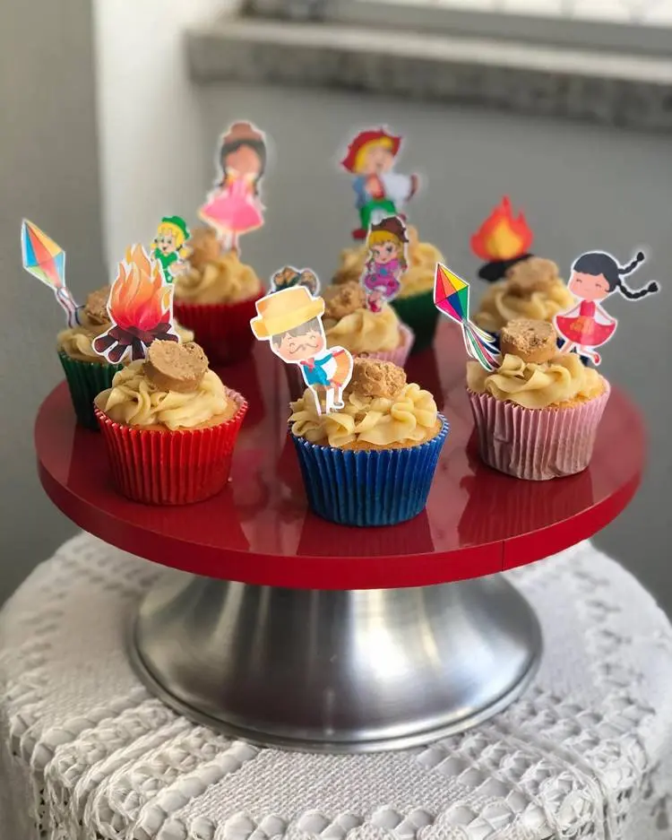 Cupcakes de paçoca com toppers de festa junina: bações, fogueira, dançarinos