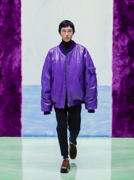 Prada veste modelo com bomber oversized lilás vibrante