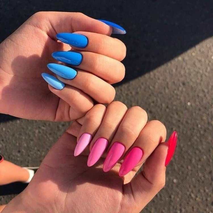 Unhas coloridas azul e rosa para o Carnaval.
