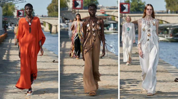 modelo negra desfilando caftã laranja as margens do rio Sena em Paris, segunda foto modelo negra desfilando vestido em tom marrom e detalhes em concha, modelo branca desfilando vestido branco com concha as margens do rio Sena marca Chloé