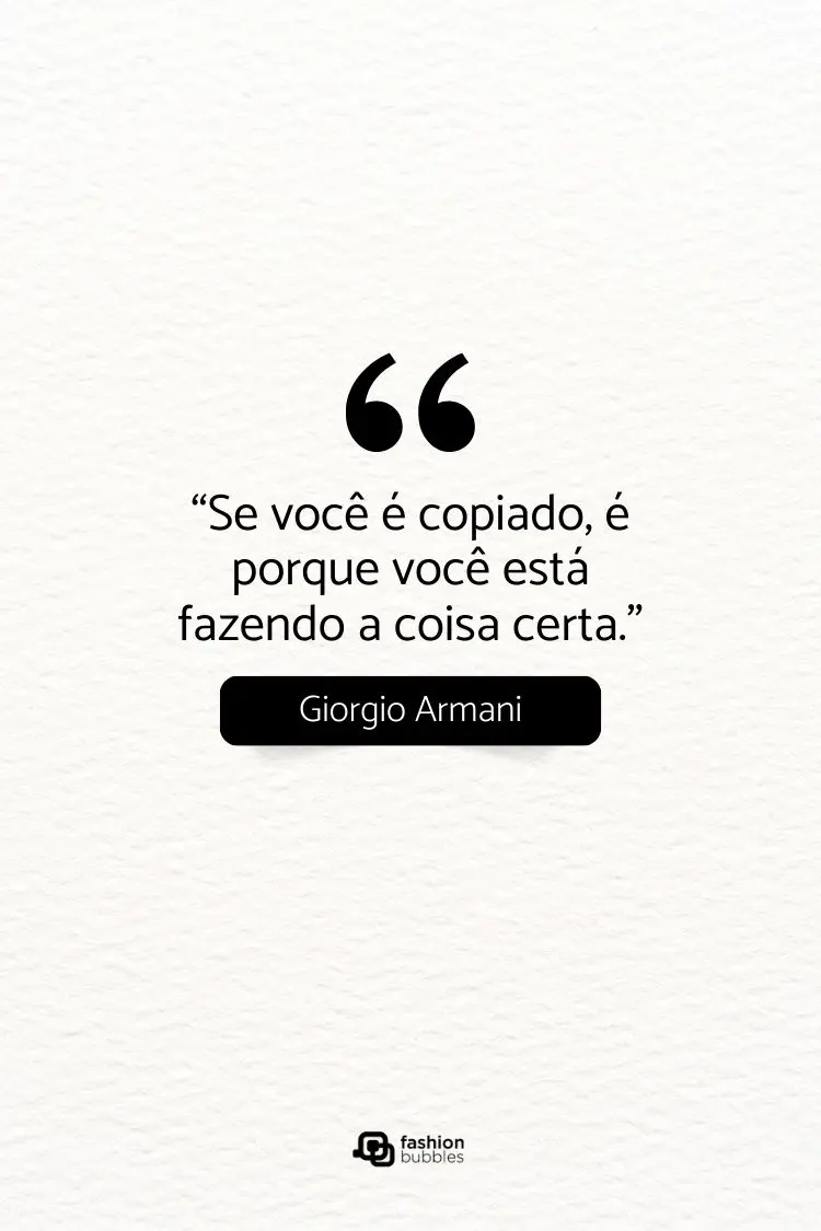Fundo branco texturizado com aspas estilizadas no topo. Ao centro, citação de Giorgio Armani: “Se você é copiado, é porque você está fazendo a coisa certa.” Abaixo, nome do estilista em caixa preta. Logotipo Fashion Bubbles no rodapé.