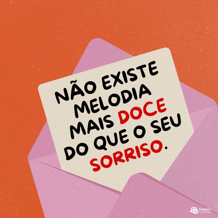 Cartão creme com texto em fonte preta e palavras "DOCE" e "SORRISO" destacadas em vermelho: "Não existe melodia mais doce do que o seu sorriso." O cartão está dentro de um envelope lilás sobre fundo laranja. Logotipo Fashion Bubbles no canto inferior direito.