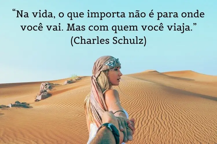 foto de casal de mãos dadas no deserto