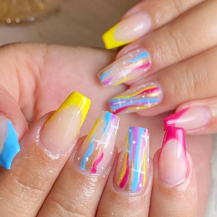 Foto de unhas arco-íris.