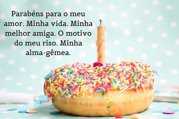 Donuts enfeitado com granulados coloridos e vela, além de frase "Parabéns para o meu amor. Minha vida. Meu (Minha) melhor amigo(a). O motivo do meu riso. Minha alma-gêmea."