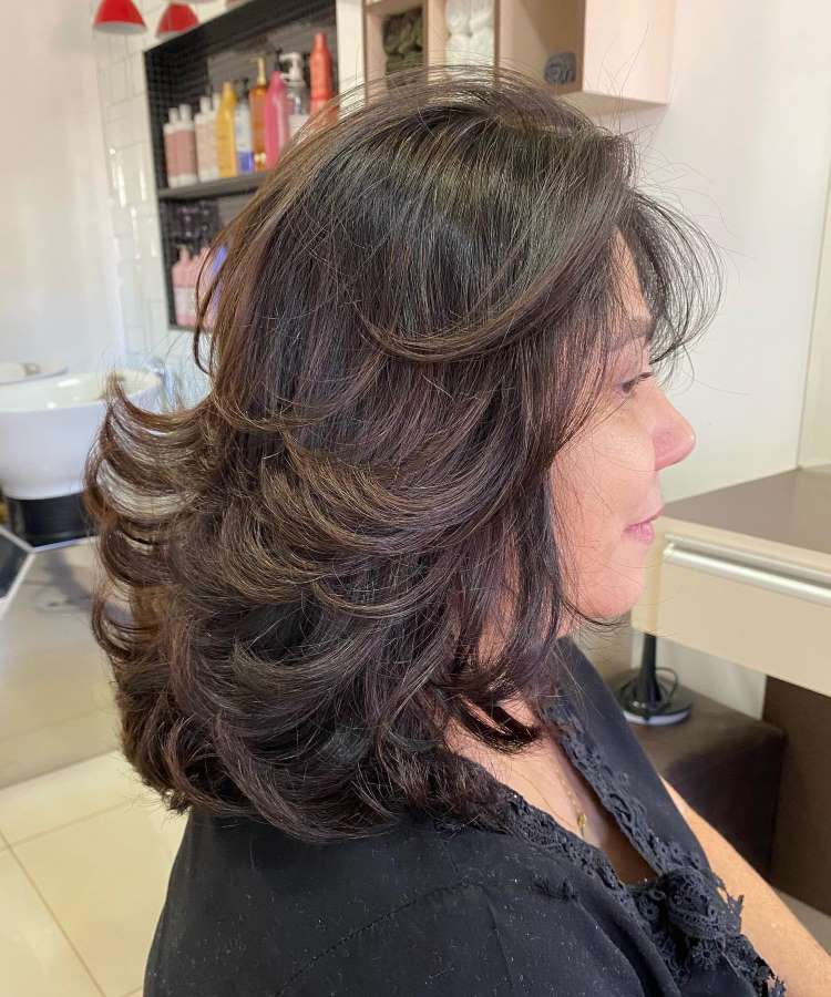 Corte repicado médio liso escovado castanho escuro com franja butterfly simples