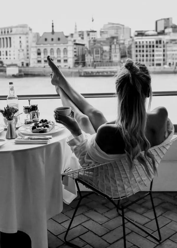 Frase para foto pensativa mulher loira sentada tomando café da manhã Frase para foto pensativa