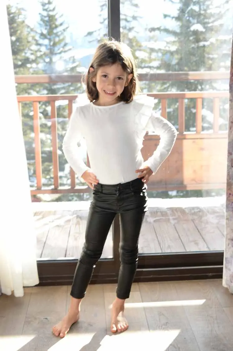 filha de malvino salvador e kyra vestindo blusa comprida branca e calça preta